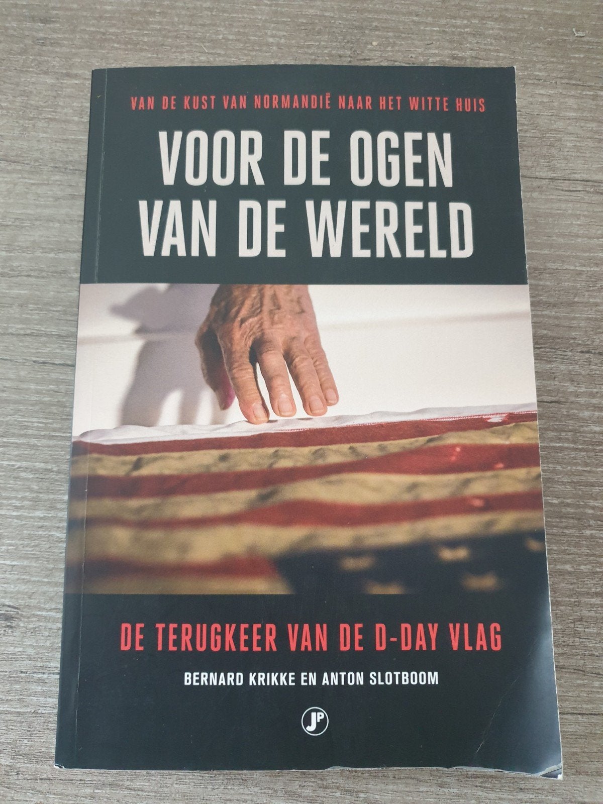 Voor de Ogen van de Wereld: De Terugkeer van de D-Day Vlag, Bernard Krikke en Anton Slotboom, Ophalen of Verzenden, Landmacht