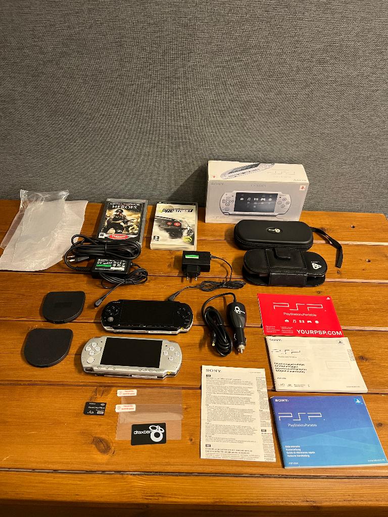 Sony PSP-2004 en PSP-3004 met 2 games , tasjes en doos ., Spelcomputers en Games, Ophalen of Verzenden, Gebruikt, PSP, Met games