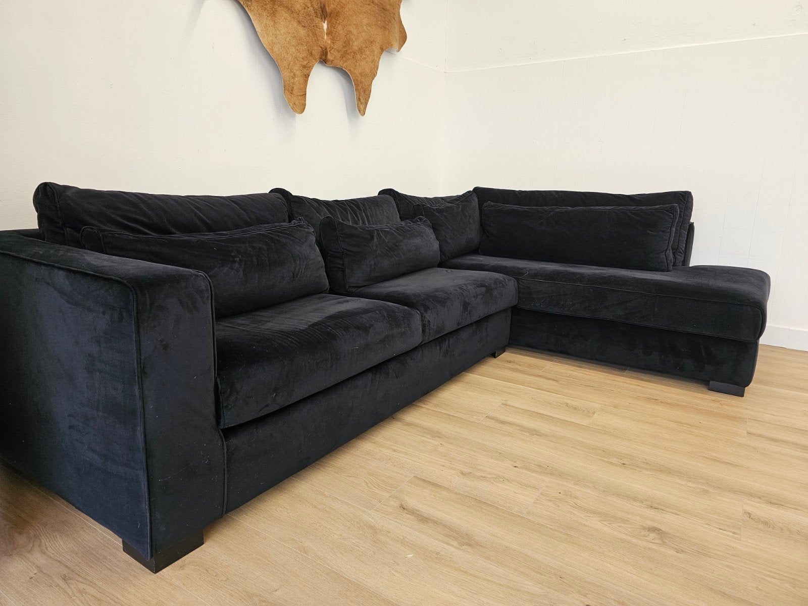 Wees er snel bij - z.g.a.n Hoekbank - Velvet Zwart, Zo goed als nieuw, Info@homefriesland.nl, Vierpersoons of meer, Home Friesland