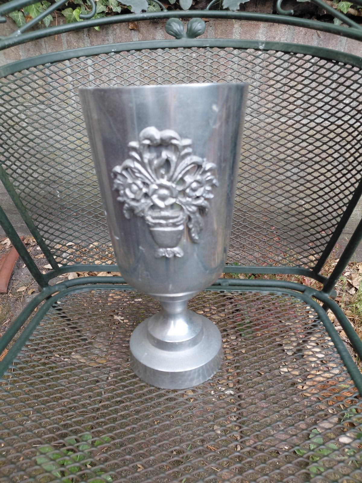 Decoratieve metalen vaas/beker met reliëf wijnkoeler-, Antiek en Kunst, Ophalen of Verzenden