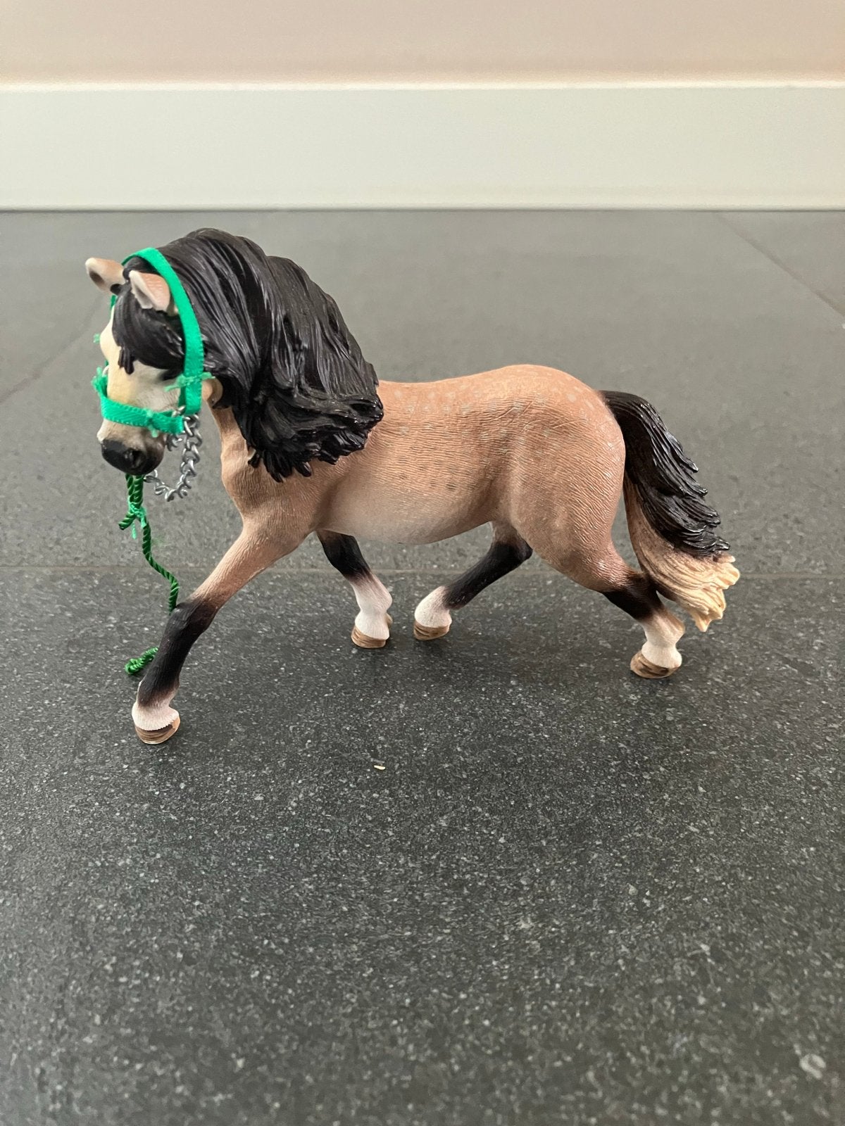 Schleich paard met halster - Zo goed als nieuw, Verzamelen, Speelgoed, Ophalen of Verzenden, Zo goed als nieuw
