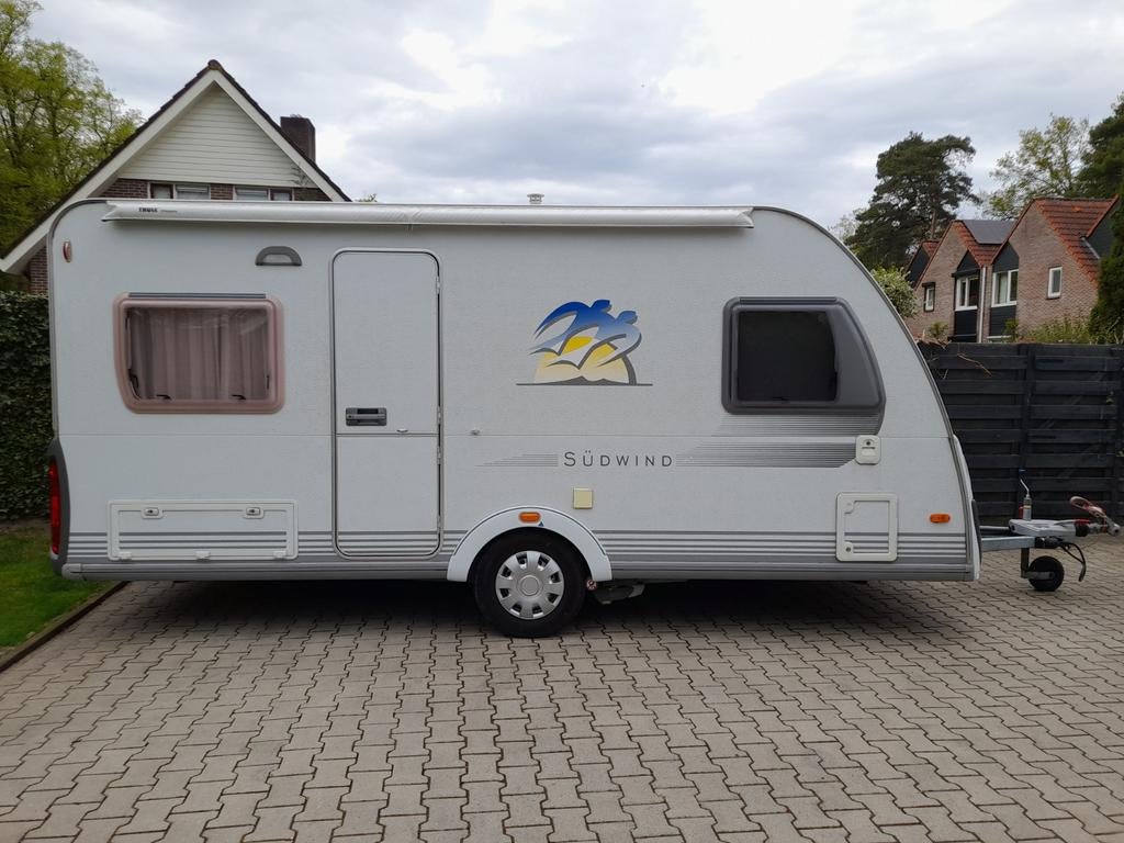 Knaus Sudwind 450 FU - Compacte en complete caravan, Omvormbare zithoek, Rondzit, Luifel, Particulier