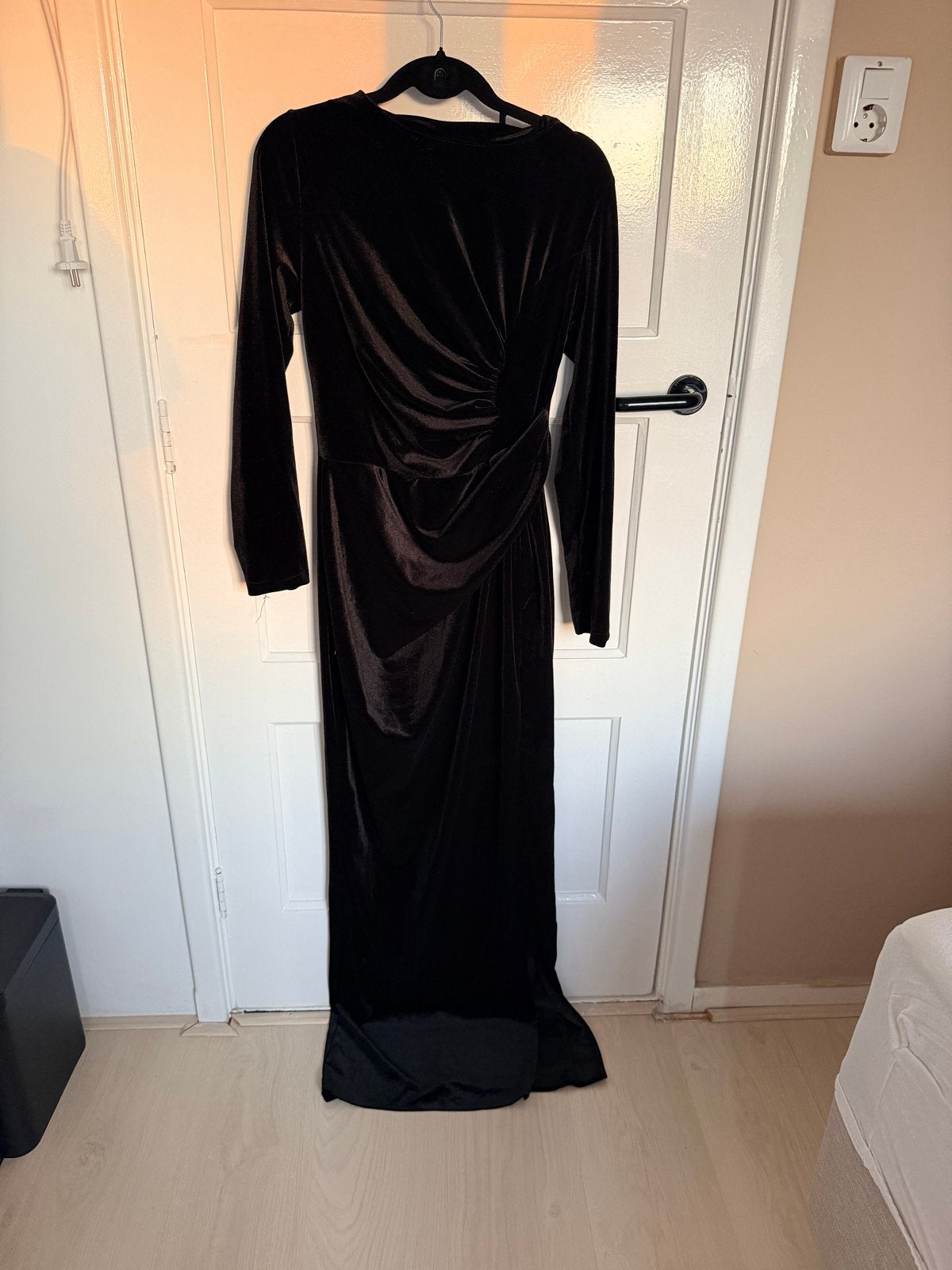 Elegant Zwarte Fluweel Maxi Jurk - Maat M, Kleding | Dames, Jurken, Maat 38/40 (M), Zwart, Ophalen of Verzenden, Gedragen