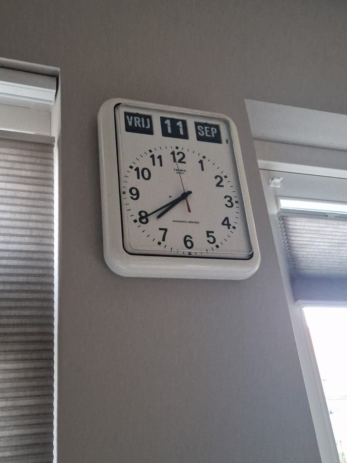 Wandklok met kalenderfunctie - Twemco, Huis en Inrichting, Ophalen, Wit, Analoog, Modern