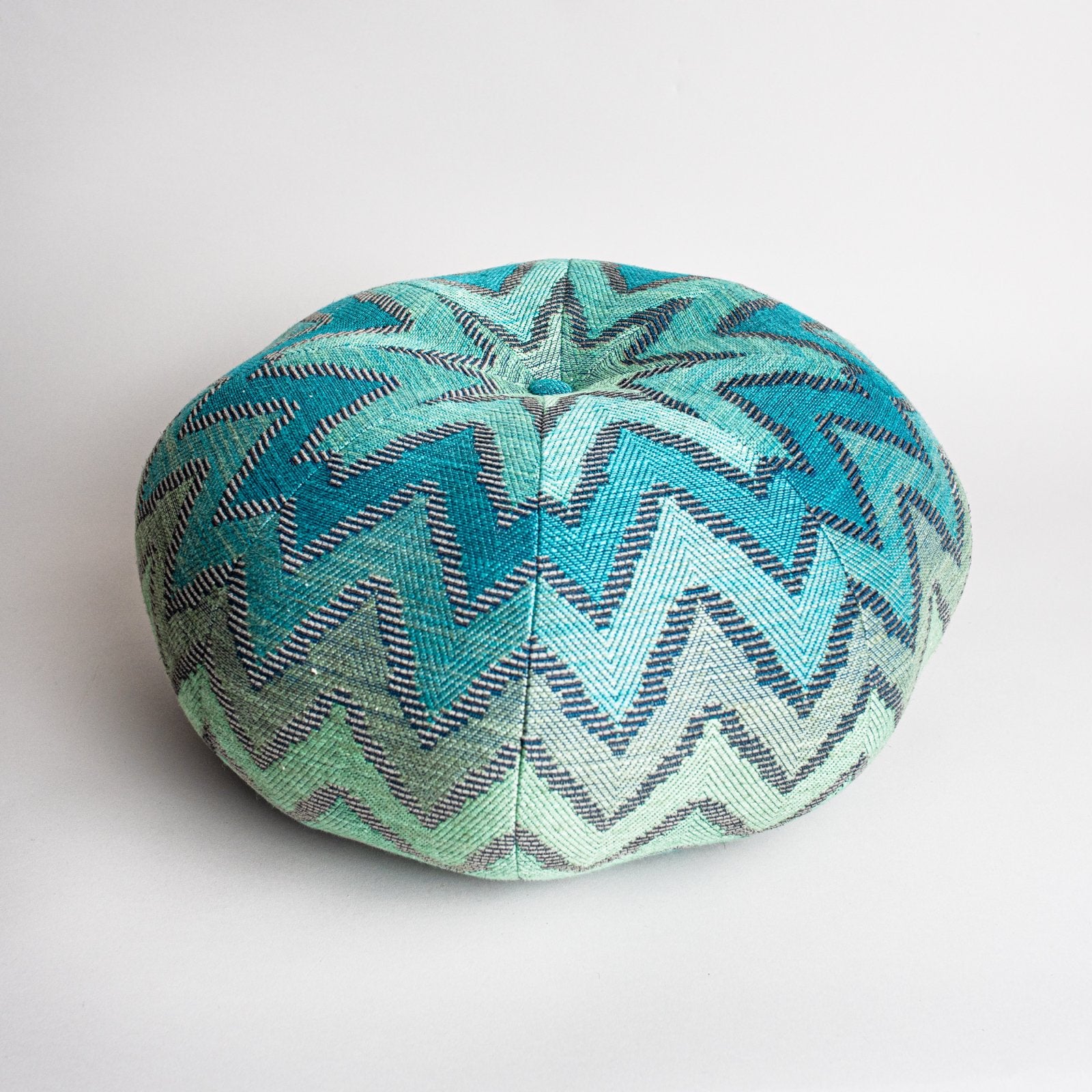 Poef met zigzagpatroon in blauw- en groentinten, Huis en Inrichting, Minder dan 50 cm, Gebruikt, Rond, Ophalen of Verzenden