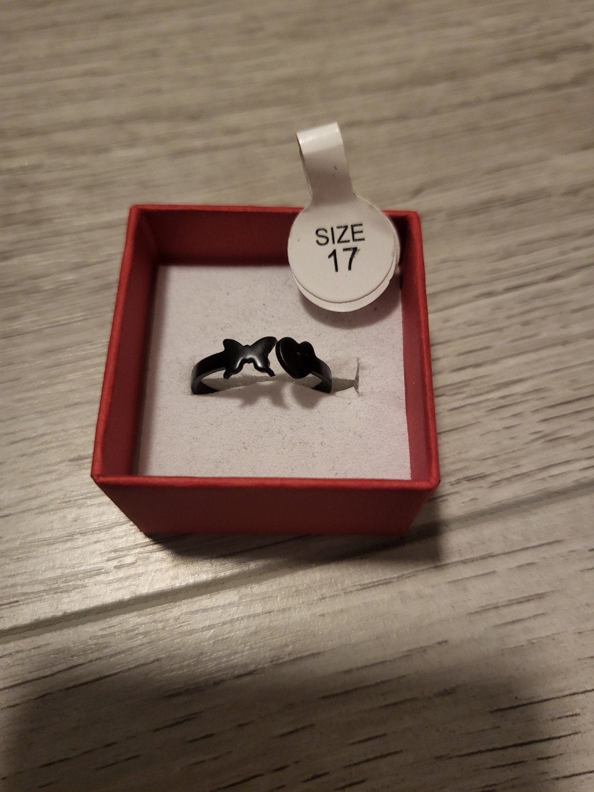 Nieuwe zwarte ring met vlinder en hartje, maat 17, Overige materialen, Zwart, Nieuw, Ophalen of Verzenden