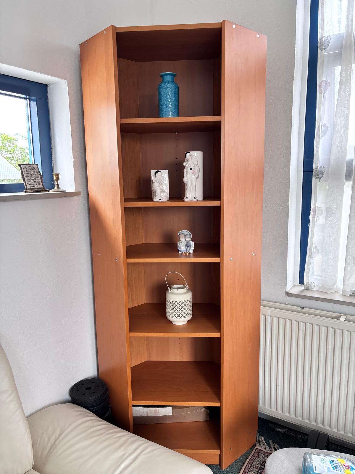 Hoge hoekboekenkast / open kast – houtkleur, Ophalen, Zo goed als nieuw, 25 tot 50 cm
