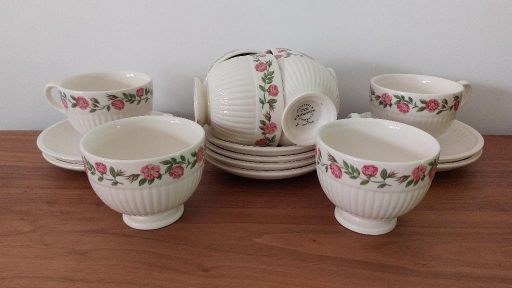 Wedgwood Rosalind, Huis en Inrichting, Keuken | Servies, Ophalen, Zo goed als nieuw, Wedgwood, Kop(pen) en/of Schotel(s)