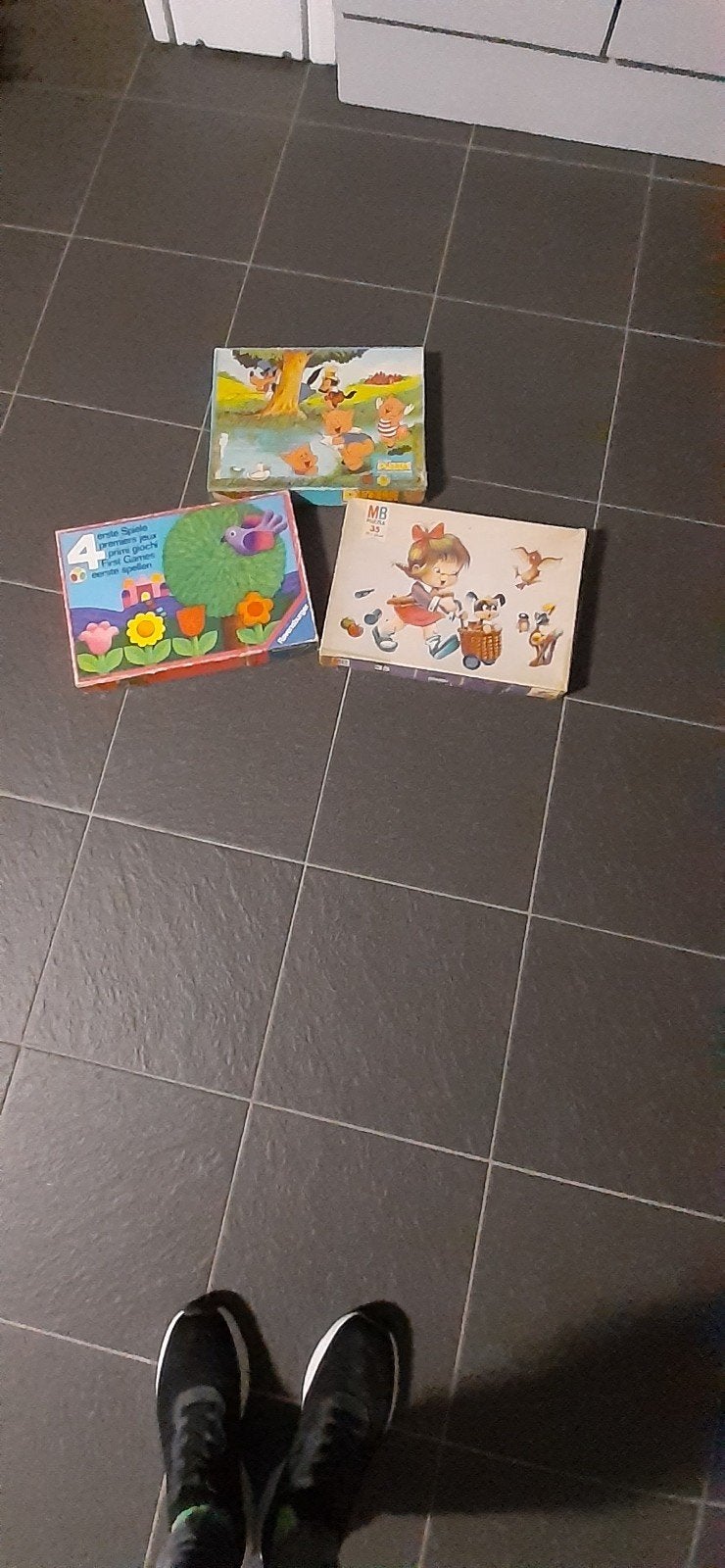 twee puzzels  en een doos met 4 spellen zie omschrijving, Ophalen, 10 tot 50 stukjes