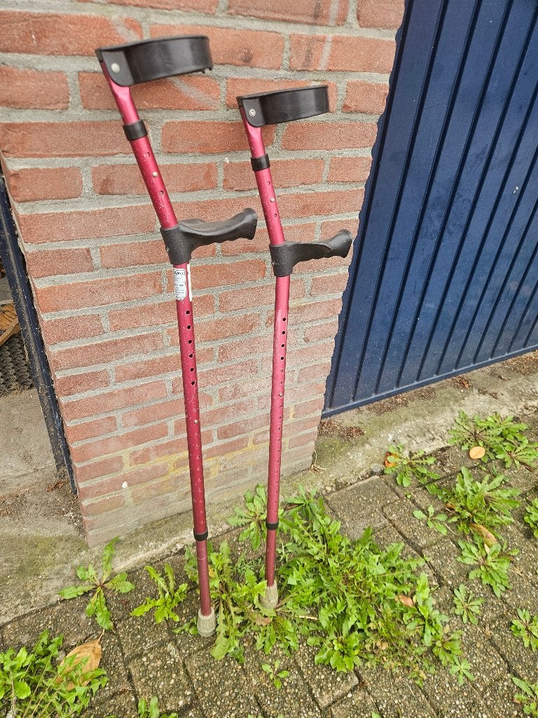 Elleboogkrukken rood, Diversen, Ophalen, In hoogte verstelbaar, Gebruikt