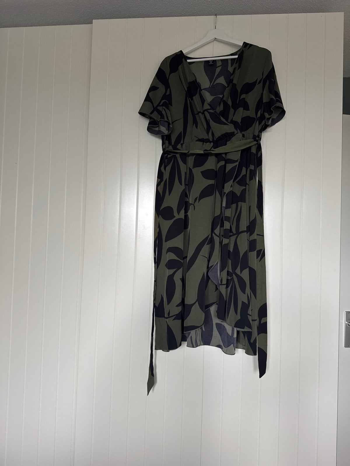 Nieuwe SHEIN wikkeljurk met bladprint - Maat XL, Maat 46/48 (XL) of groter, Nieuw, Ophalen of Verzenden, Knielengte