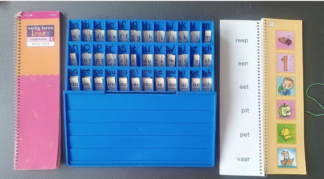 Complete blauwe letterdoos met Veilig Leren Lezen boekje, Ophalen of Verzenden, Gebruikt