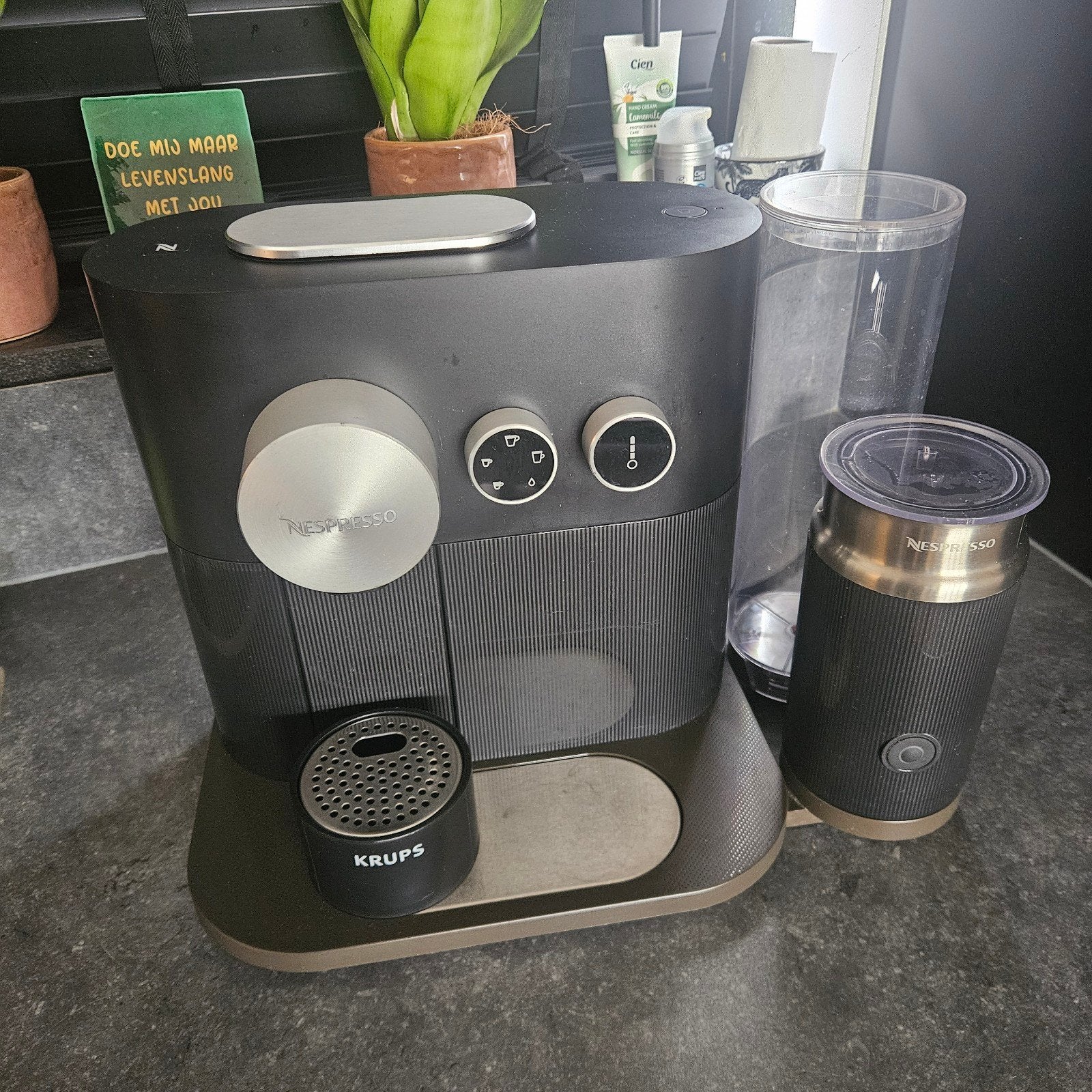 Nespresso XN6018 met melkopschuimer, Witgoed en Apparatuur, Koffiezetapparaten, Ophalen, Koffiemachine, Zo goed als nieuw, Koffiepads en cups