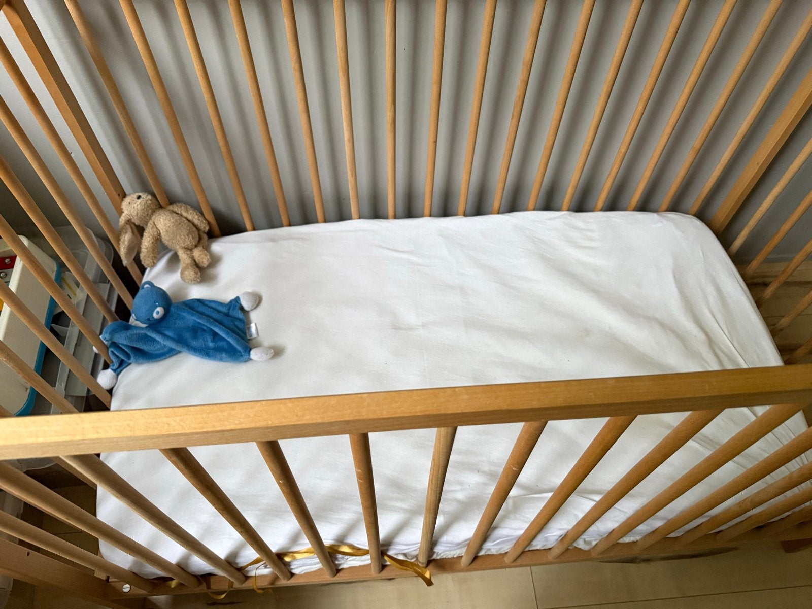 Ledikantje 65x105 cm met matras en matrasbeschermer, Huis en Inrichting, Ophalen, Bruin, 190 cm of minder, Zo goed als nieuw