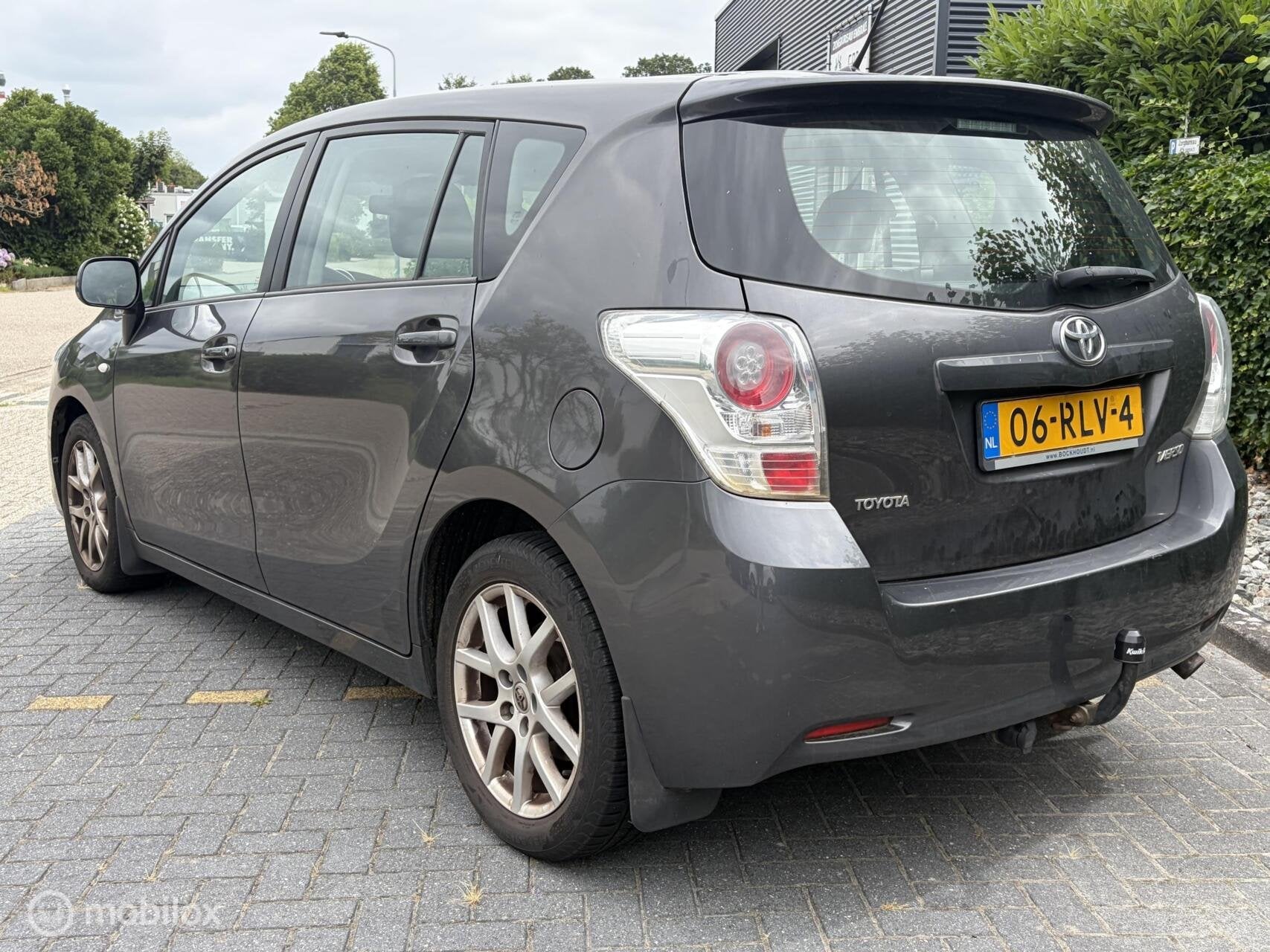 Toyota Verso 1.8 VVT-i Business PANO / TR.HAAK / CARPLAY / C, Auto's, Euro 5, Gebruikt, Zwart, 4 cilinders
