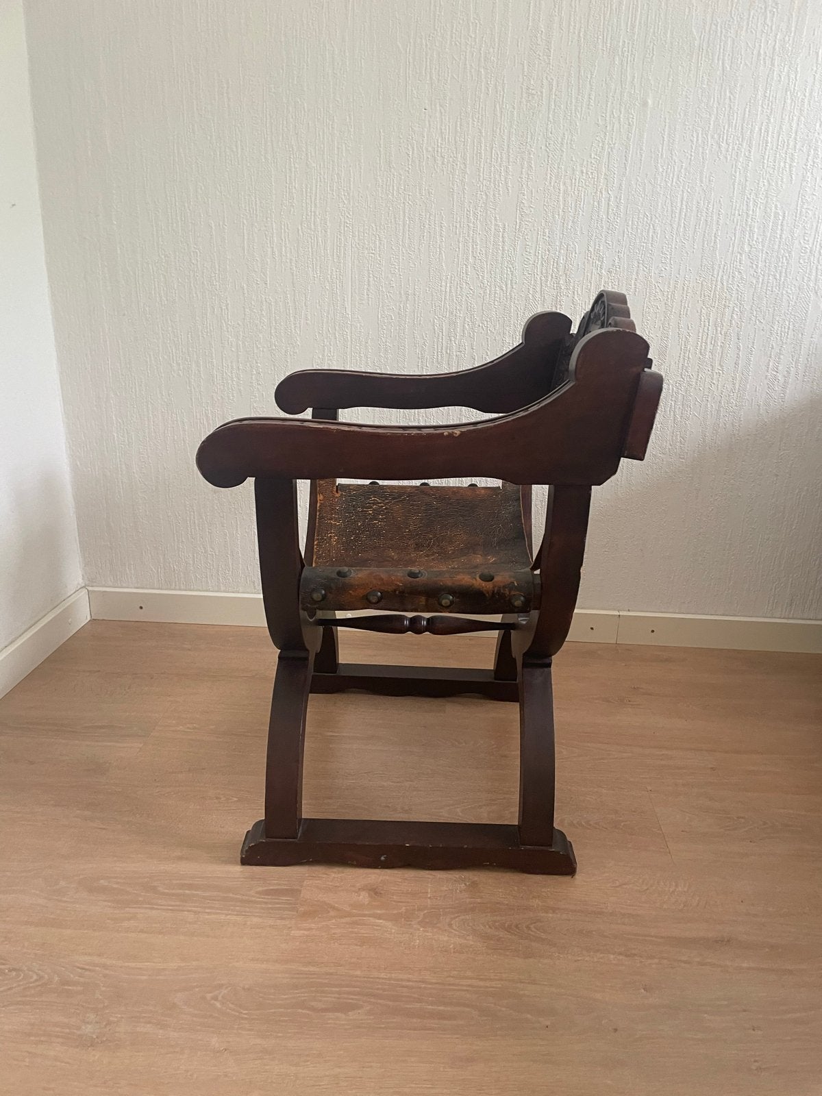 Antieke Savonarola stoel met leer en houtsnijwerk, Antiek en Kunst, Antiek | Meubels | Stoelen en Banken, Ophalen