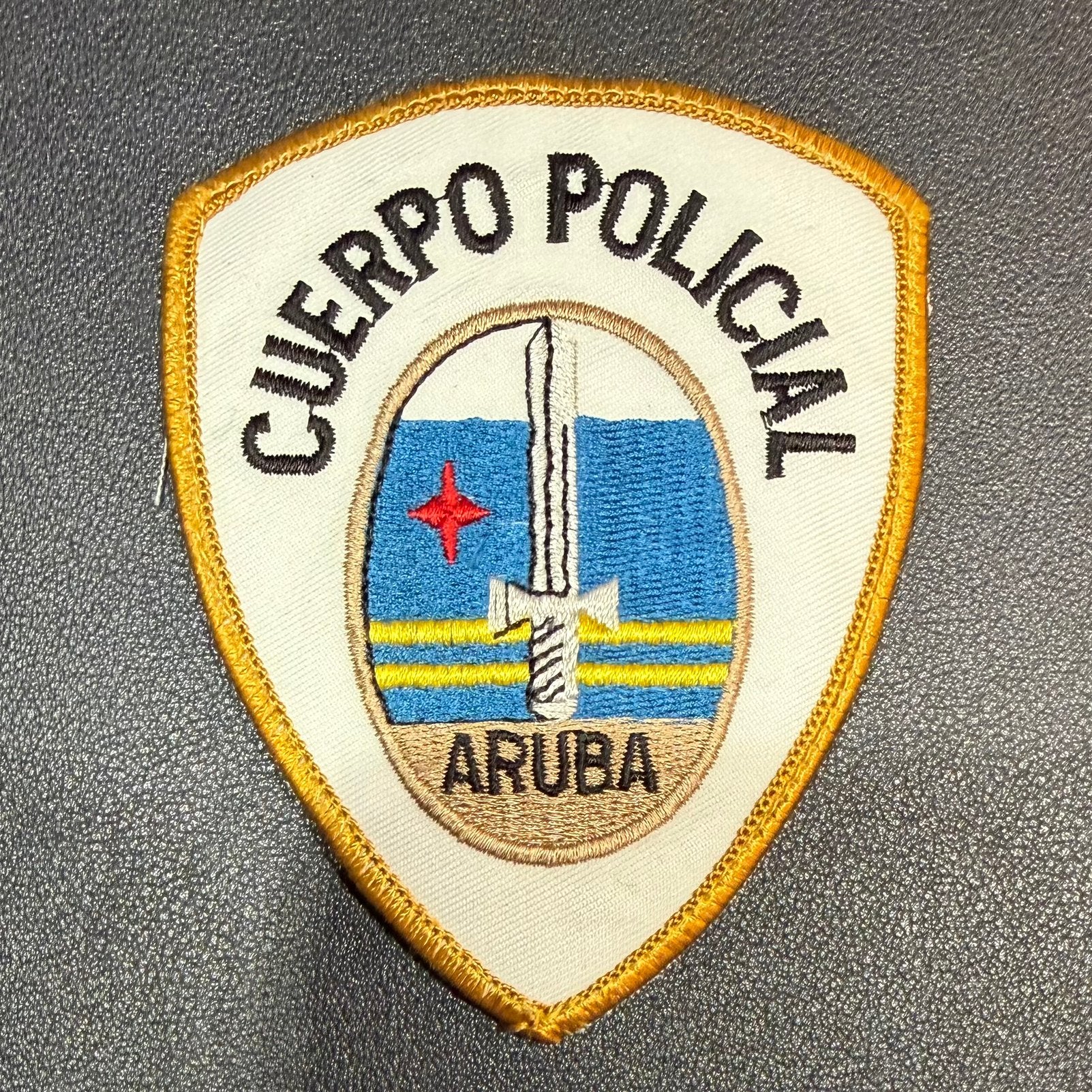 Cuerpo Policial Aruba politie patch, Verzamelen, Militaria | Algemeen, Ophalen of Verzenden, Nederland, Embleem of Badge