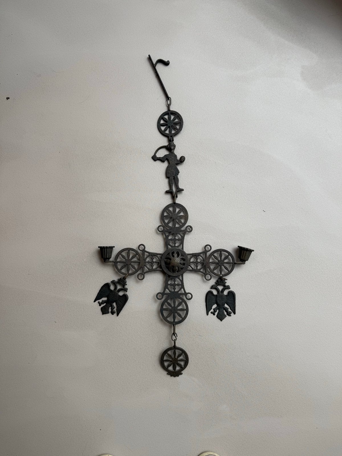 Antieke koperen wandkandelaar met religieuze symbolen, Ophalen, Koper of Brons