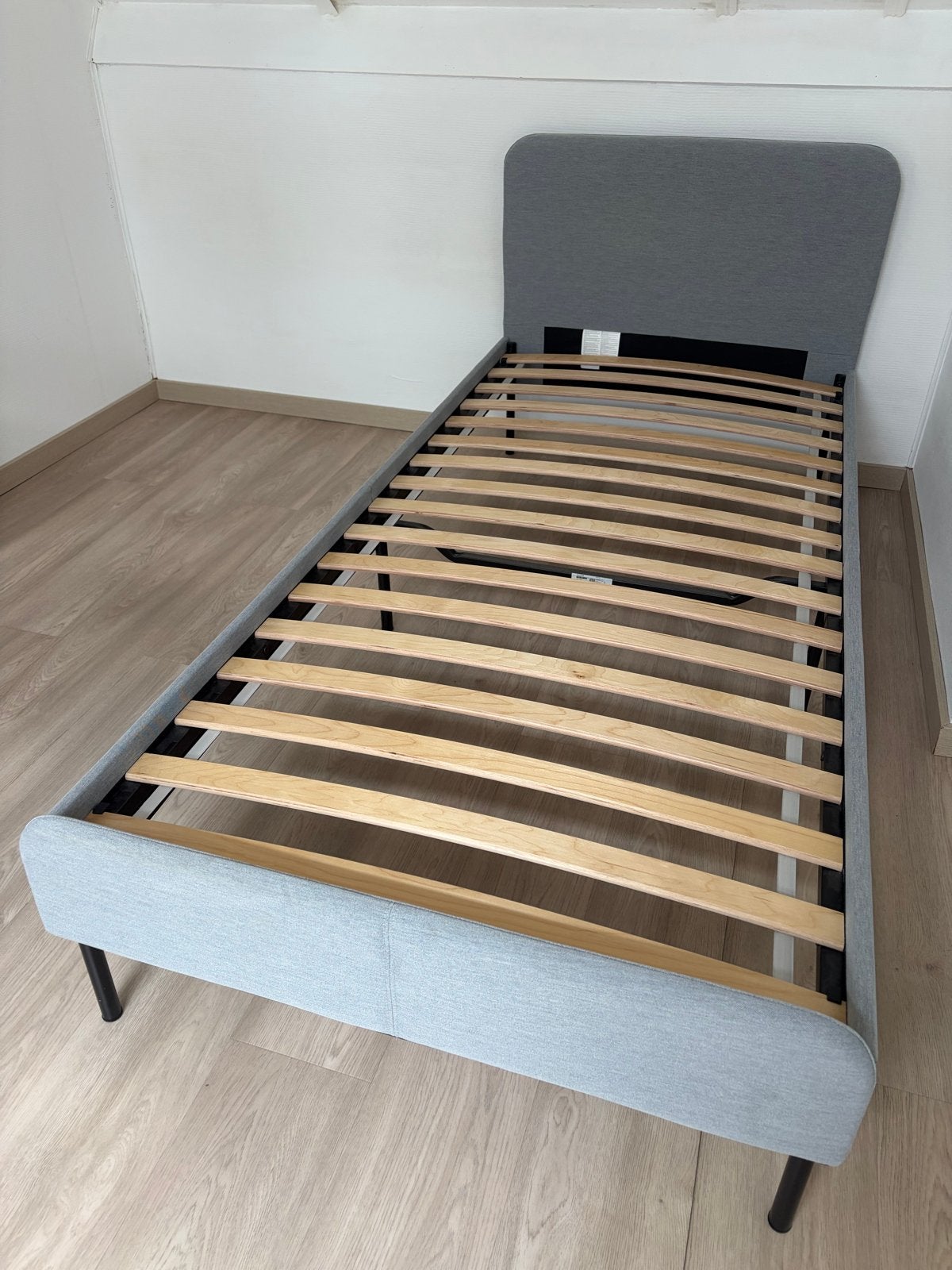 Eenpersoonsbed met lattenbodem, Huis en Inrichting, Ophalen, 90 cm, Eenpersoons, Zo goed als nieuw