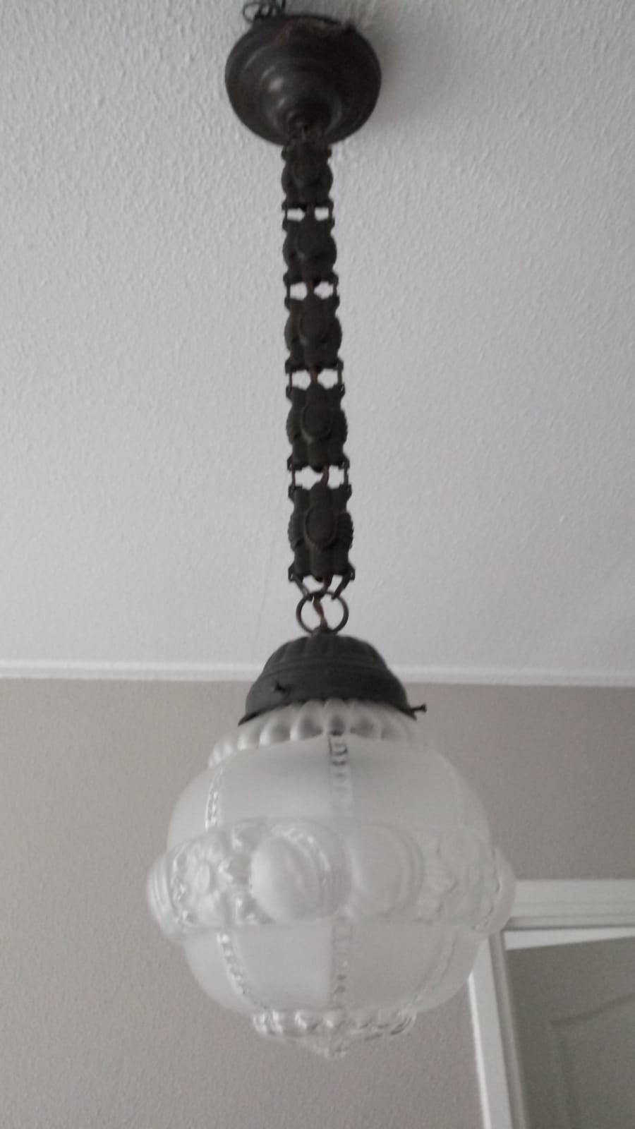 Antieke hanglamp met melkglas en metalen ketting, Ophalen
