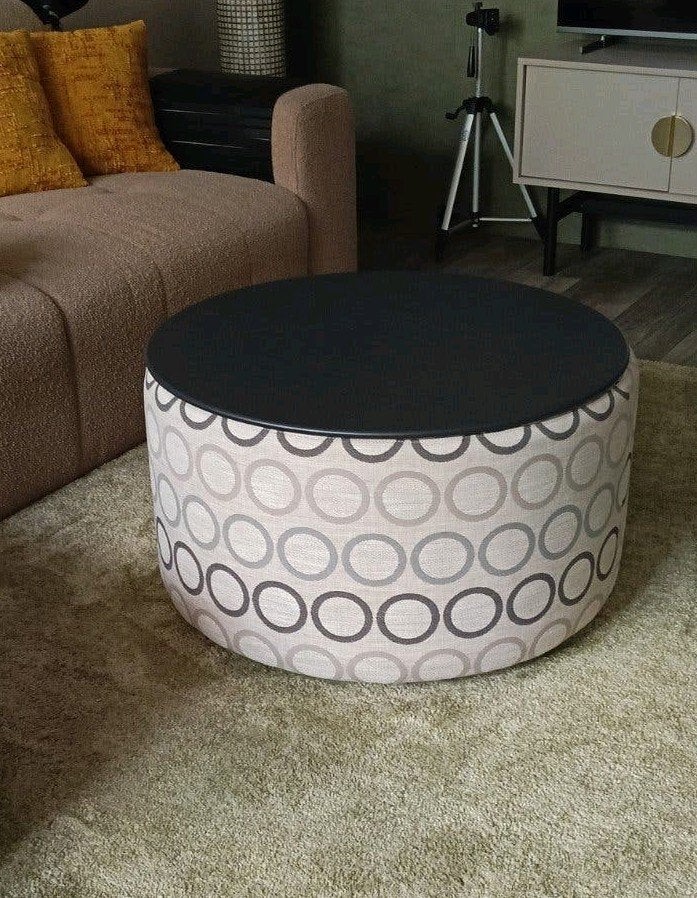 Retro poef / salontafel met wieltjes en metalen blad, Ophalen, 50 tot 100 cm, Rond, 50 tot 100 cm