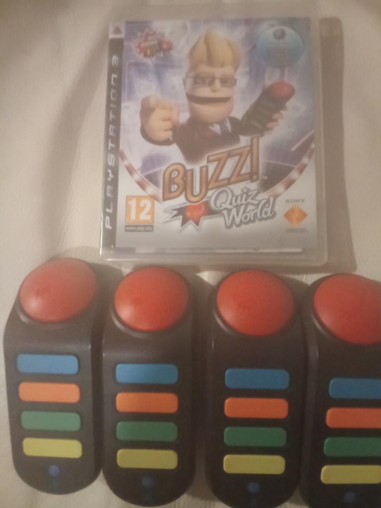 Buzz! Quiz World PS3 met 4 controllers, Gebruikt, Overige genres, Eén computer, Ophalen of Verzenden