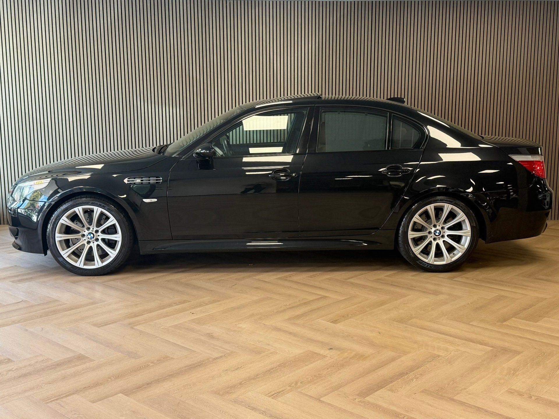 BMW 5-serie M5 SMG AUT. *NL-AUTO*NAP* SCHUIFDAK HEAD-UP DISP, Auto's, Automaat, 1730 kg, Achterwielaandrijving, Gebruikt