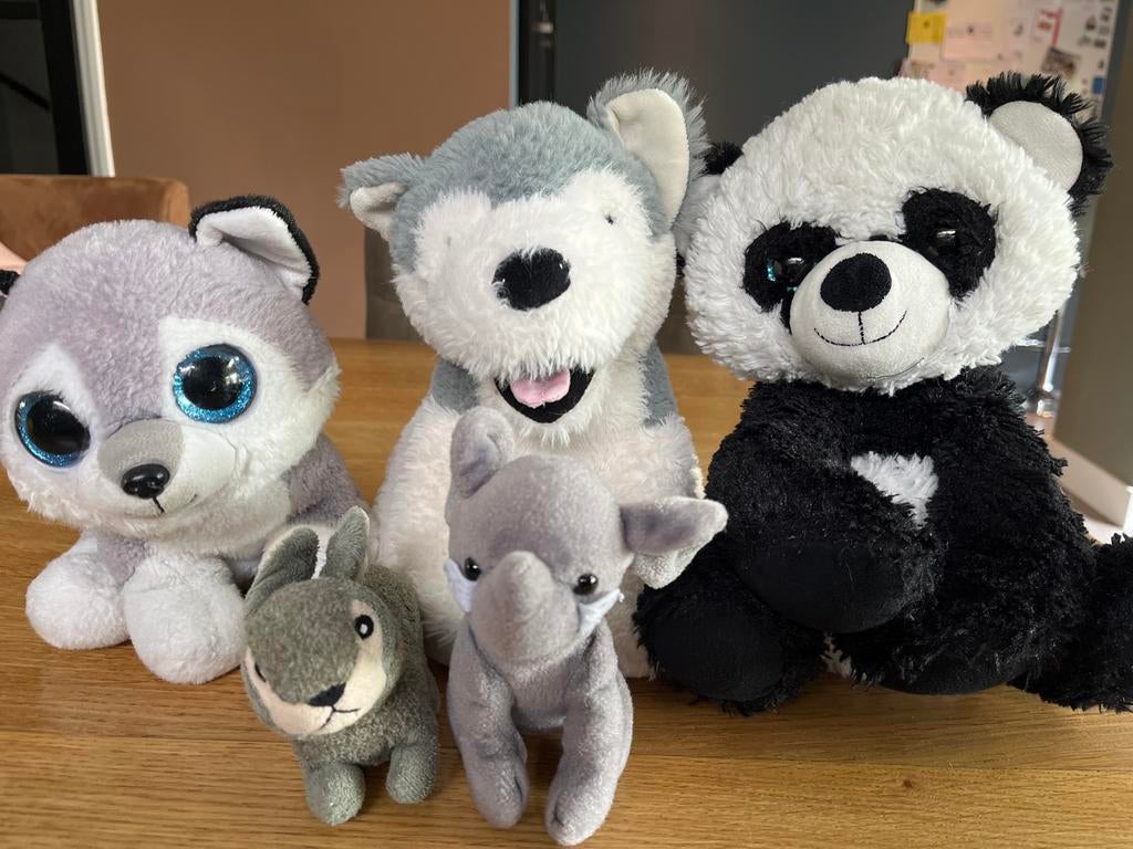 Leuke knuffelcollectie: panda, husky's, konijn en neushoorn, Ophalen, Gebruikt, Grijs, Hond