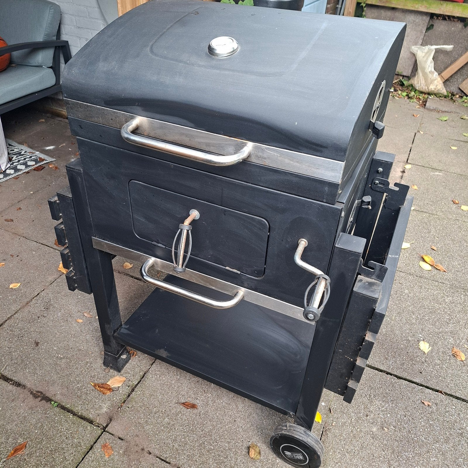 Foto 3 van BBQ Park Houtskoolbarbecue met zijtafels