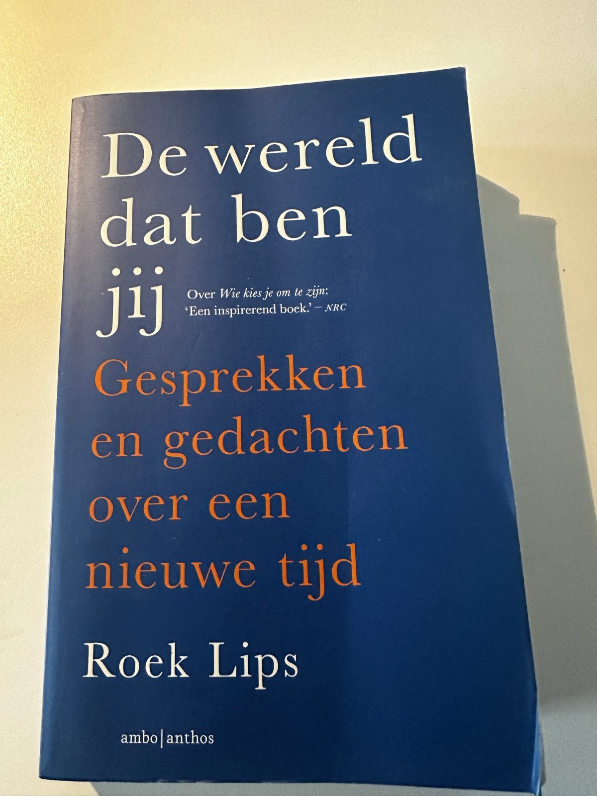 De wereld dat ben jij - Roek Lips (Zo goed als nieuw), Boeken, Ophalen of Verzenden, Zo goed als nieuw, Nederland