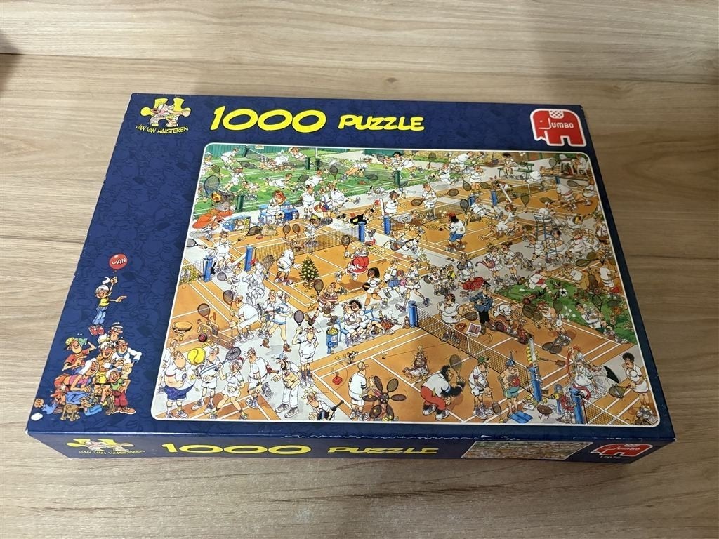 Jan van Haasteren - de tennisbaan - 1000 stuks - s6028, Verzenden, 500 t/m 1500 stukjes, Zo goed als nieuw