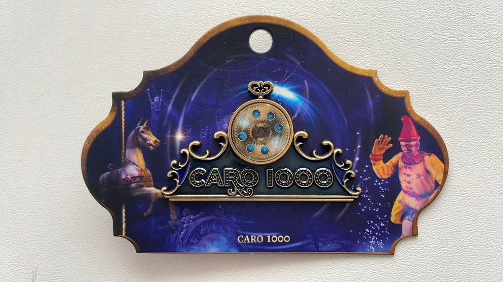 Efteling pin Caro 1000ste voorstelling op kaartje EPP 499, Verzamelen, Efteling, Ophalen of Verzenden, Nieuw, Button of Speldje