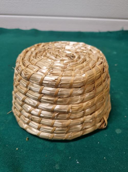 mandje gevlochten pitriet, Huis en Inrichting, Woonaccessoires | Schalen en Manden, Ophalen of Verzenden, 'T Olde Gre-j, Info@toldegrej.nl