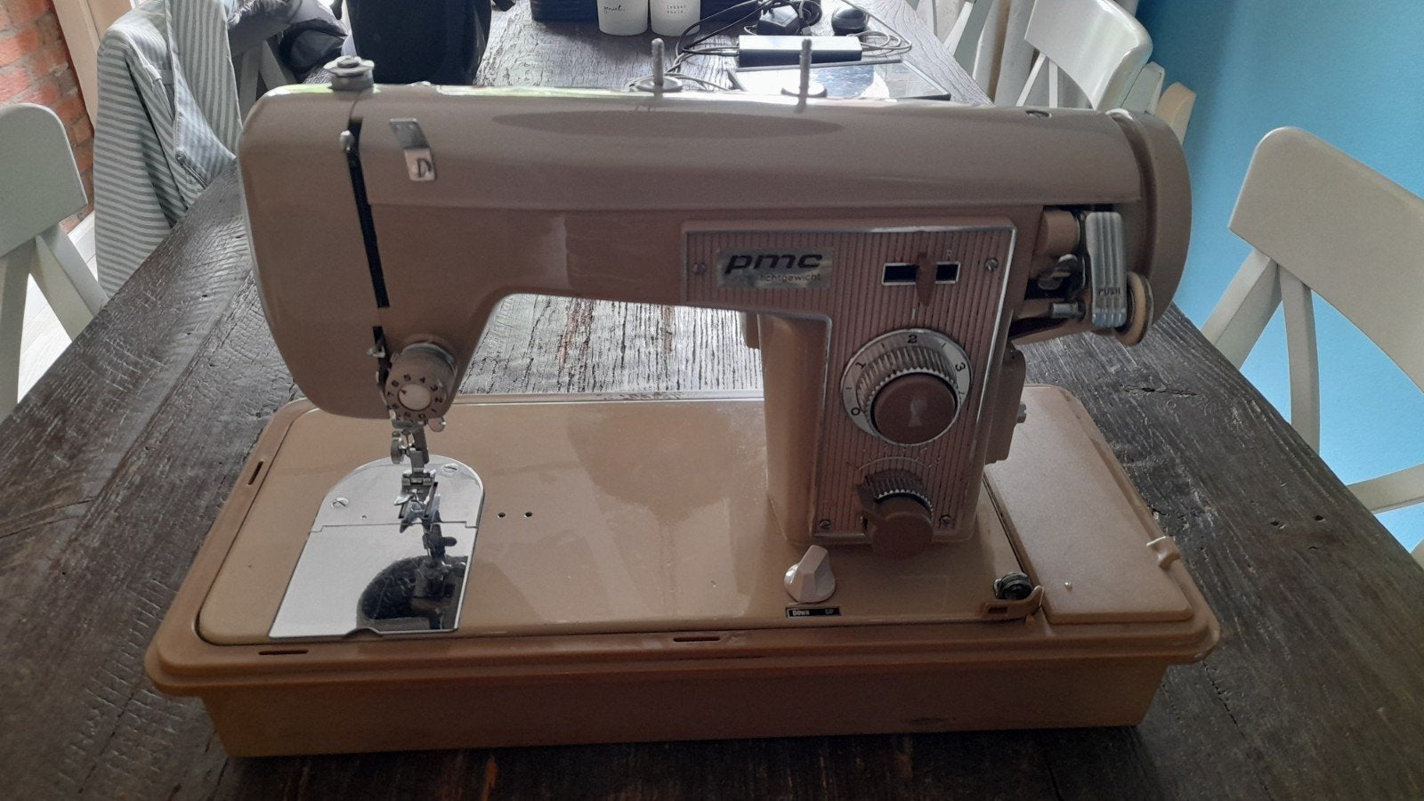 Mooie oude vintage lichtgewicht pmc naaimachine. Werkend!, Antiek en Kunst, Antiek | Naaimachines, Ophalen of Verzenden