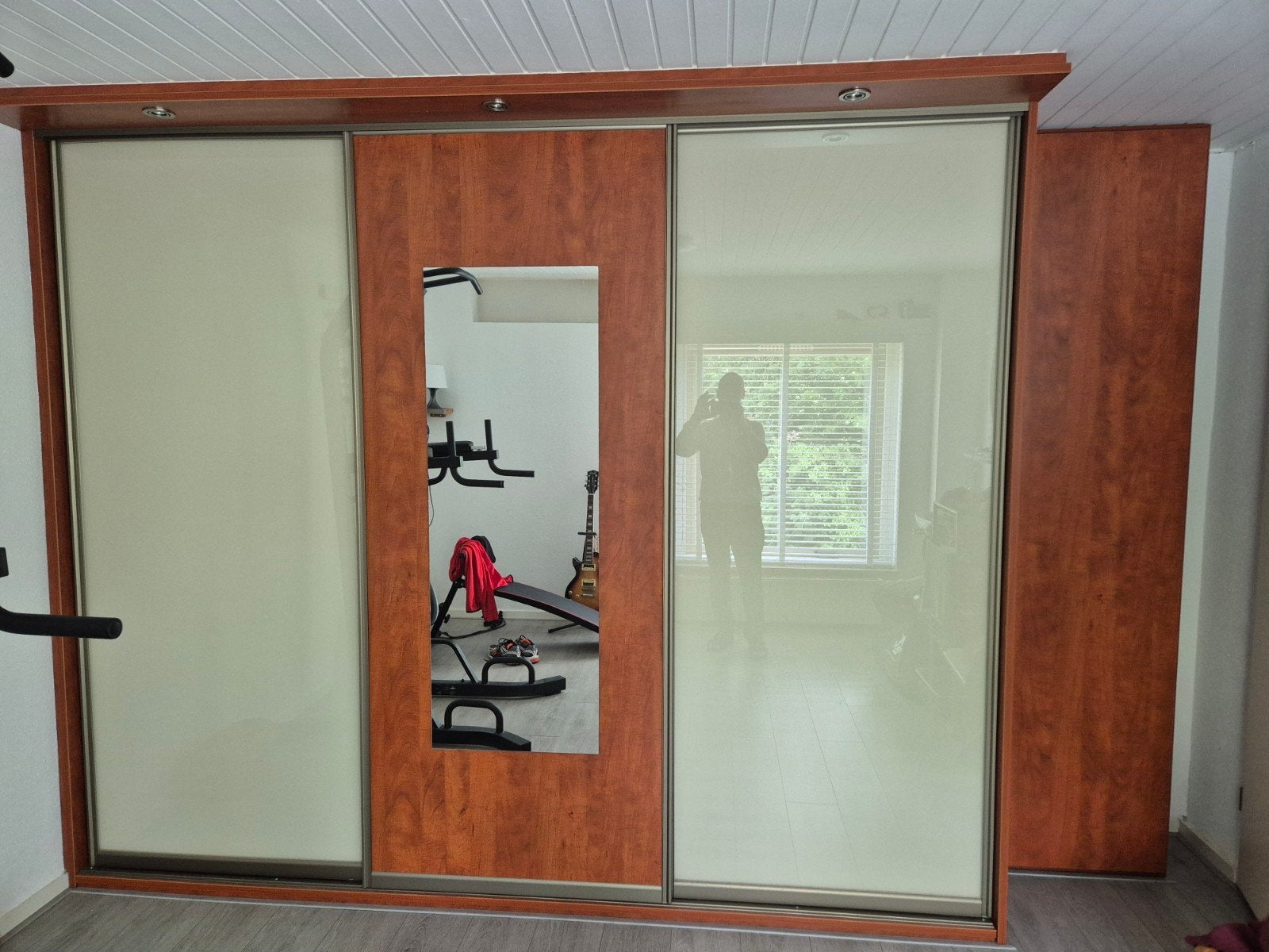 Ruime kledingkast met schuifdeuren en spiegel, Huis en Inrichting, Kasten | Kledingkasten, Ophalen, Gebruikt, Met plank(en), 200 cm of meer