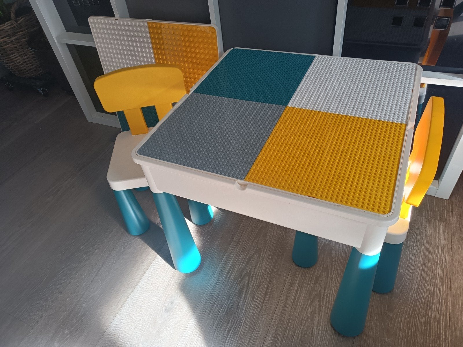 Speeltafel met 2 stoeltjes - 50x50x43 cm (lego+duplo plaat), Ophalen, Gebruikt, Tafel(s) en Stoel(en)