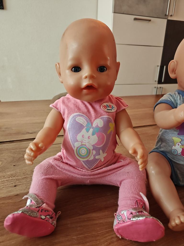 2 Baby Born poppen (jongen en meisje) met  kleding en zitje., Ophalen of Verzenden, Gebruikt, Babypop