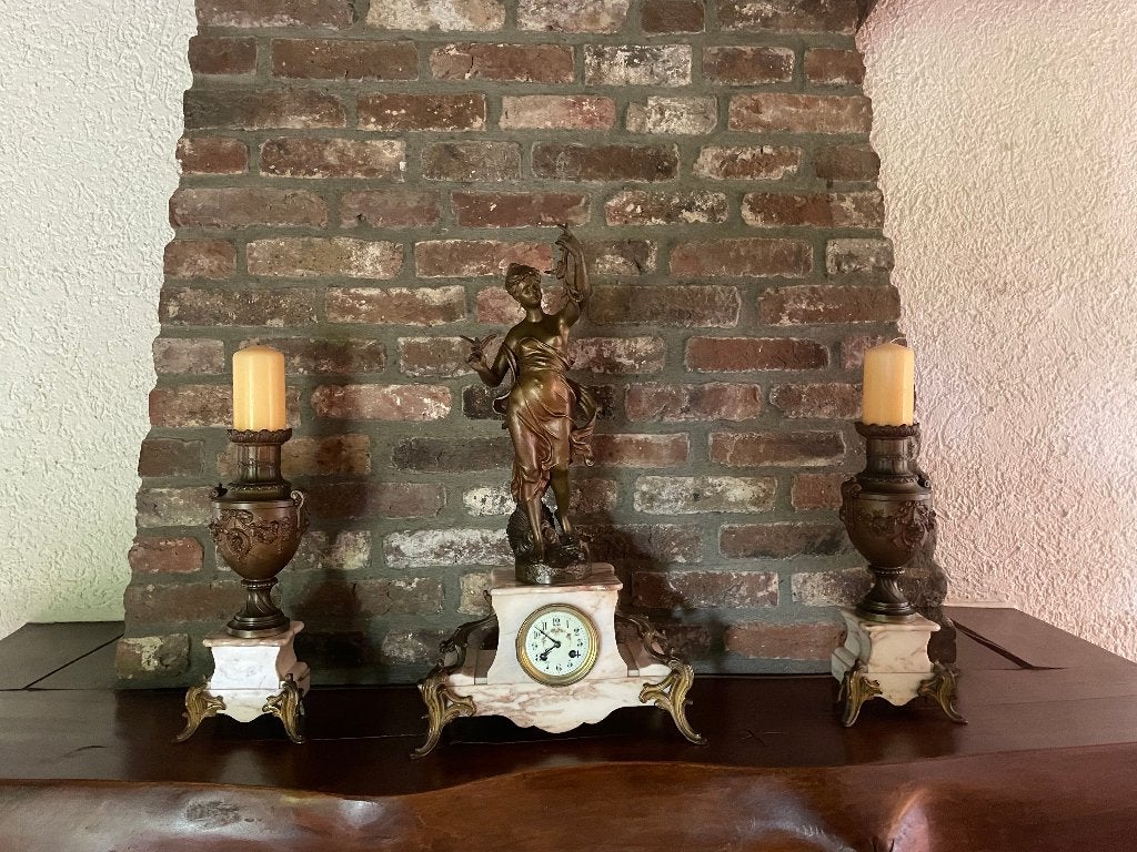 Antieke bronzen klok met beeld en marmeren sokkel, Ophalen, Koper of Brons