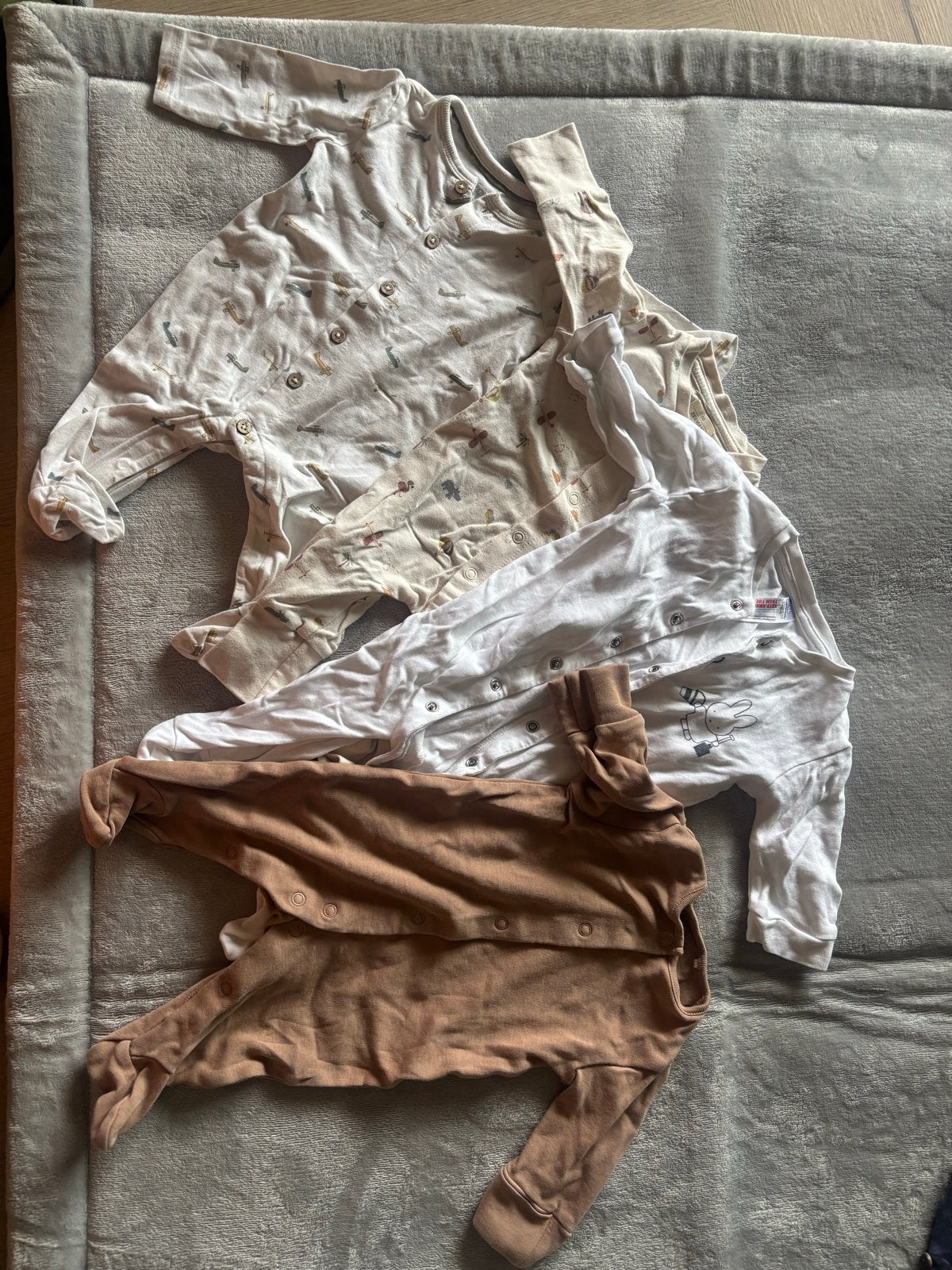 Set van 4 baby rompertjes - diverse kleuren en prints, Dieren en Toebehoren, Ophalen, Zo goed als nieuw
