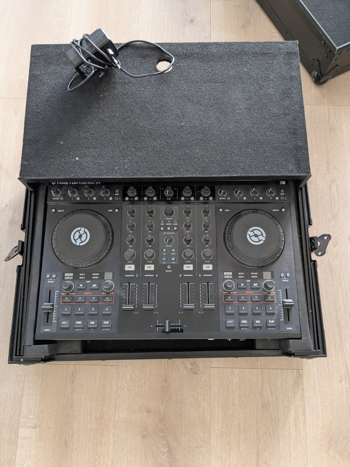 Traktor Kontrol S4 DJ Controller met Flightcase, Muziek en Instrumenten, Dj-sets en Draaitafels, Ophalen, Zo goed als nieuw, Dj-set