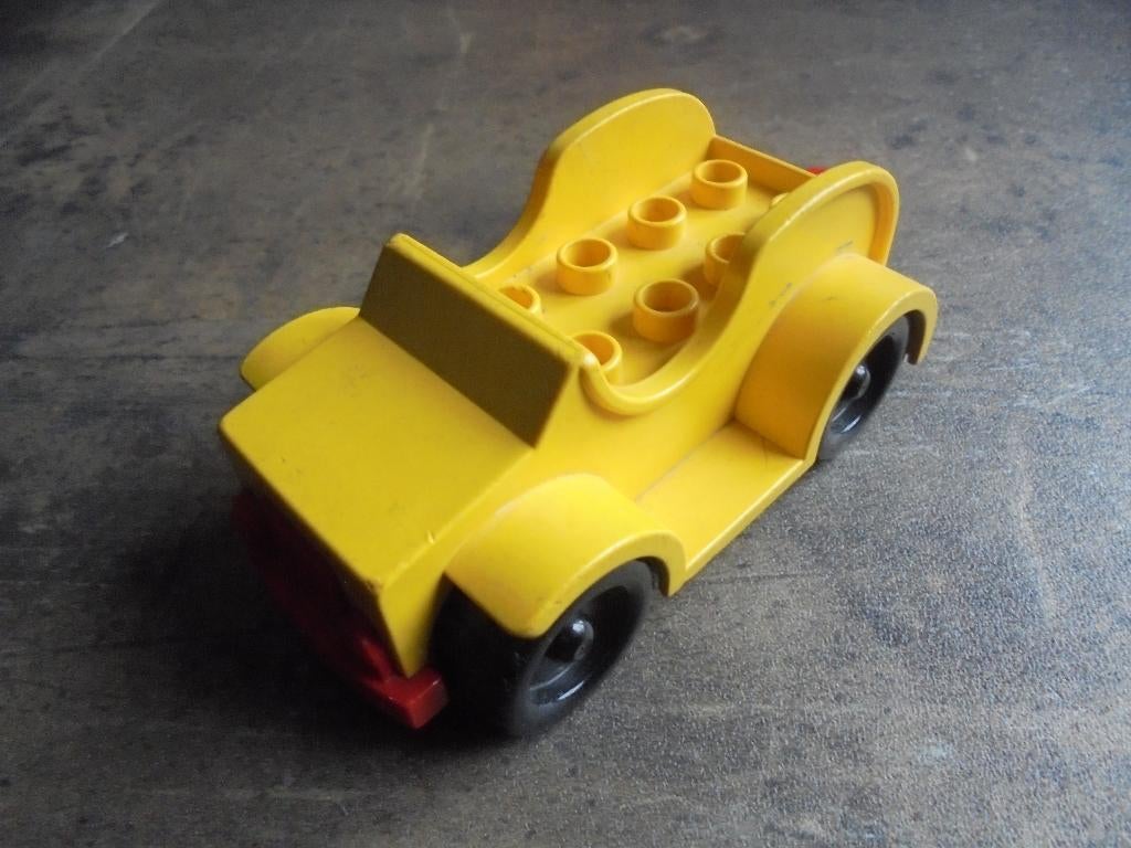 Lego Duplo Car with 2x4 Studs & Running Boards (ziefoto's)10, Kinderen en Baby's, Ophalen of Verzenden, Gebruikt, Losse stenen