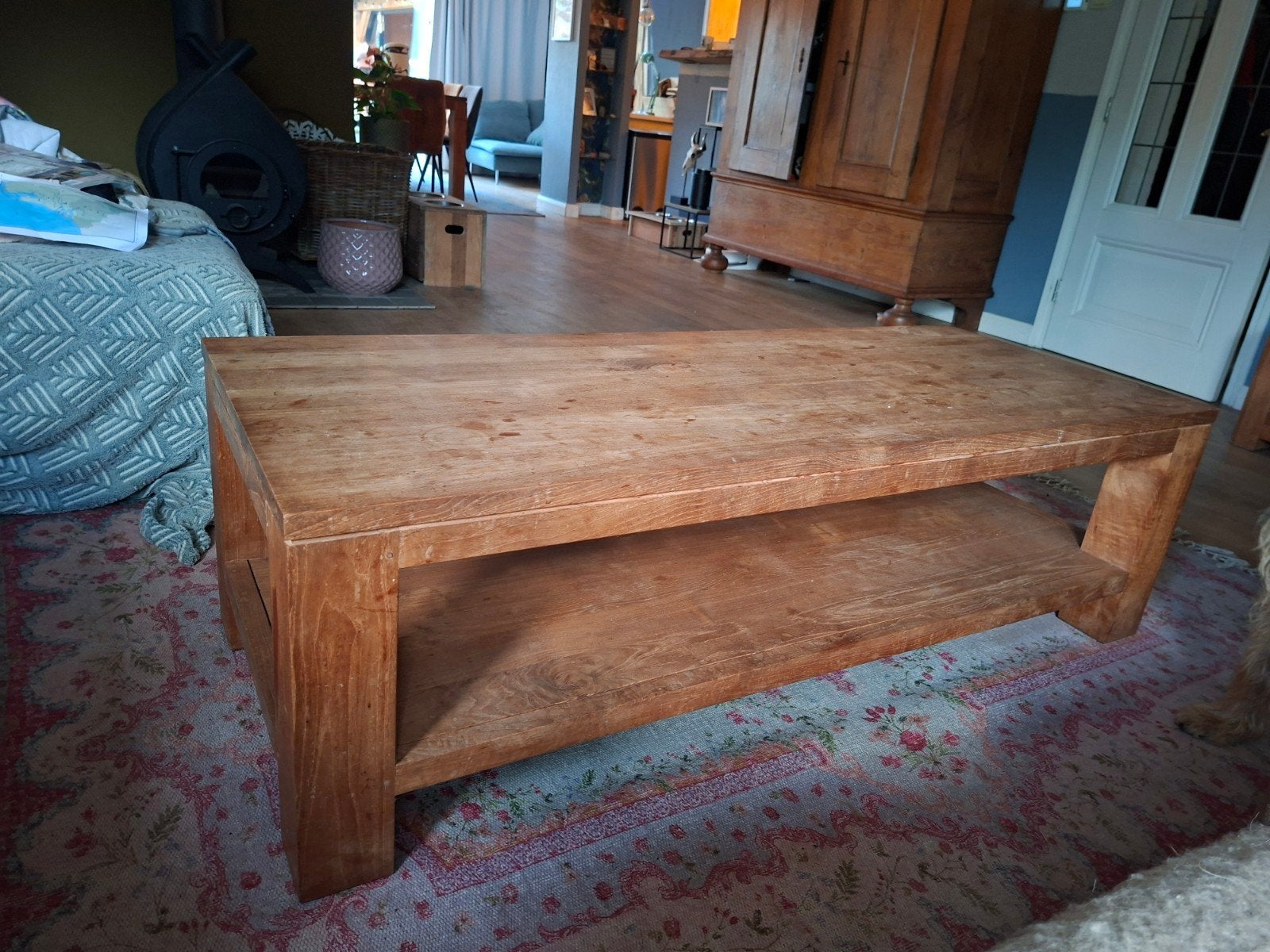Robuuste teakhouten salontafel met opbergplank, Ophalen, Gebruikt, 100 tot 150 cm, Landelijk, Robuust