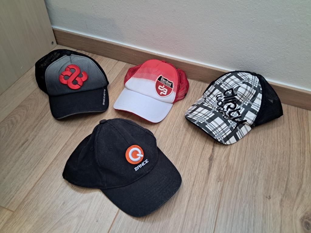 Diverse festival petten - Q-Dance, Decibel, Bass Events, Pet, One size fits all, Ophalen of Verzenden, Gedragen
