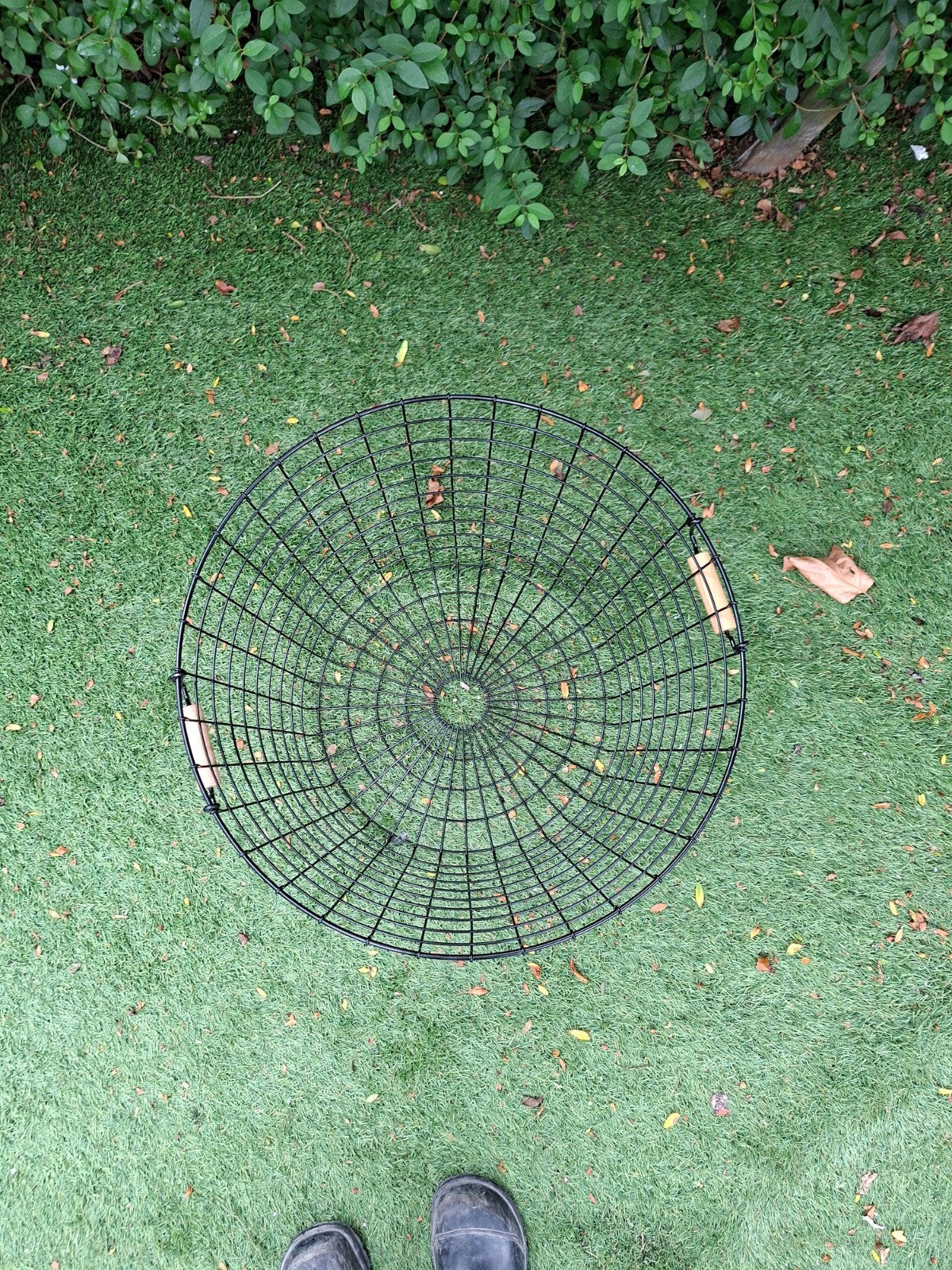 Zwarte metalen mand met houten handvatten, Huis en Inrichting, Woonaccessoires | Schalen en Manden, Ophalen, Met handvatten, Mand