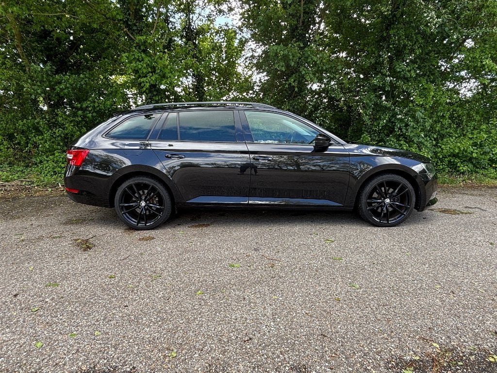 Skoda Superb 1.4 TSI Combi CarPlay, PDC, 19", Stoelverwarm., Voorwielaandrijving, 4 cilinders, Bluetooth, Zwart