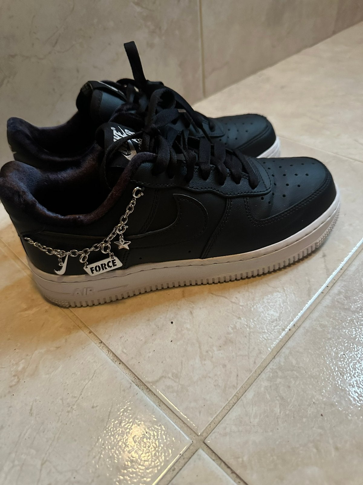 Niks limited edition schoenen, Ophalen of Verzenden, Zo goed als nieuw, Zwart, Sneakers of Gympen