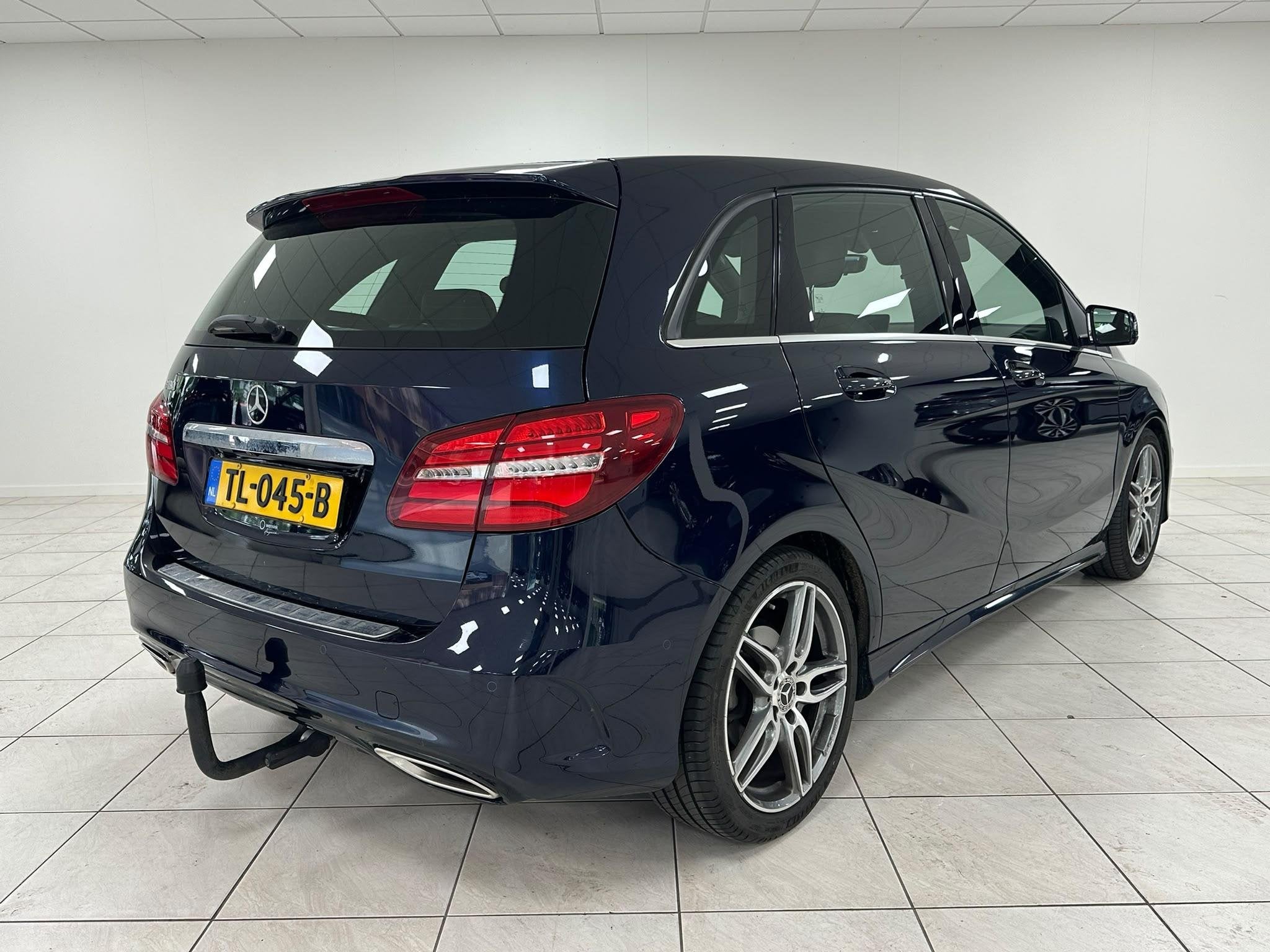 Mercedes-Benz B-klasse 180 AMG-Line NAVIGATIE | TREKHAAK | A, 1325 kg, Gebruikt, 4 cilinders, Met garantie (alle)