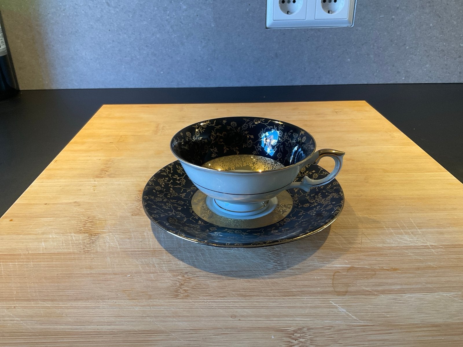 Vintage theekopje met schotel, zwart en goud, Ophalen of Verzenden