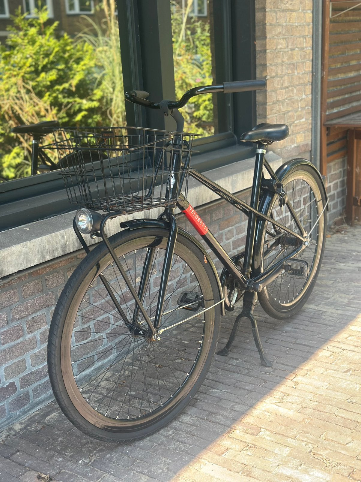 Veloretti fiets zwart/rood 3 jaar oud zo goed als ongebruikt, Ophalen, Zo goed als nieuw