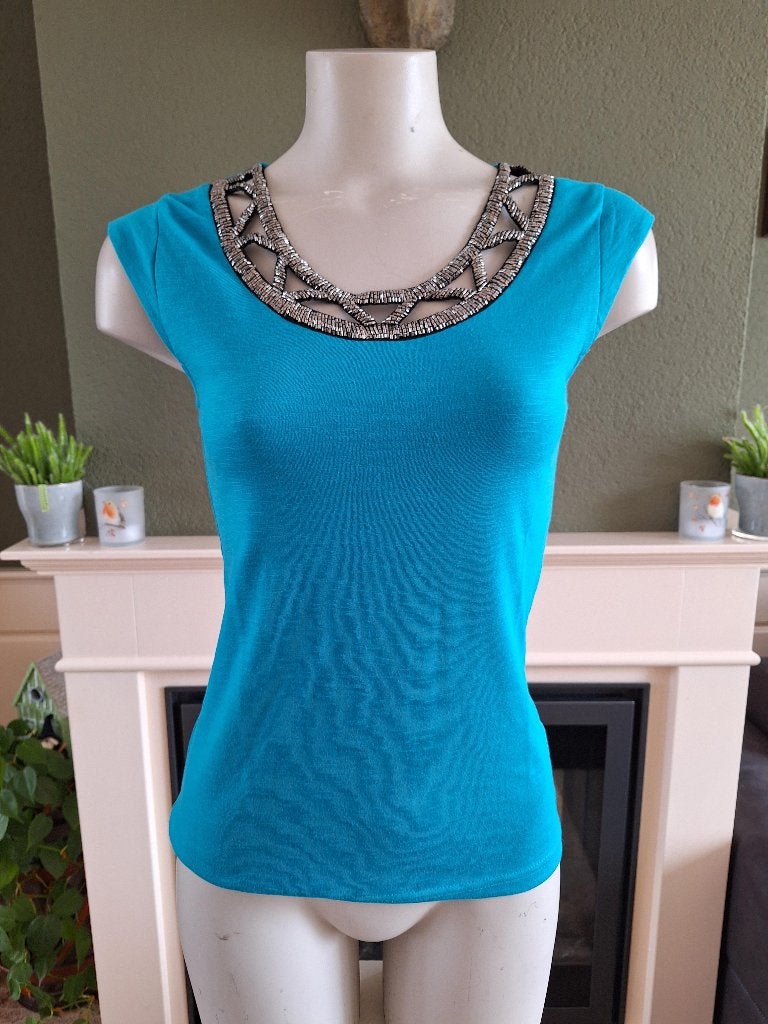 Lola Liza turquoise top shirt XS 34 mooie hals, Kleding | Dames, Overige kleuren, Verzenden, Zo goed als nieuw, Zonder mouw